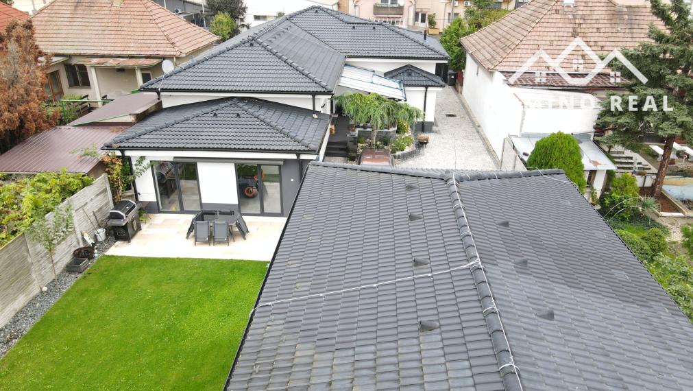 Rodinný dom so samostatnou bytovou jednotkou a dvojgarážou