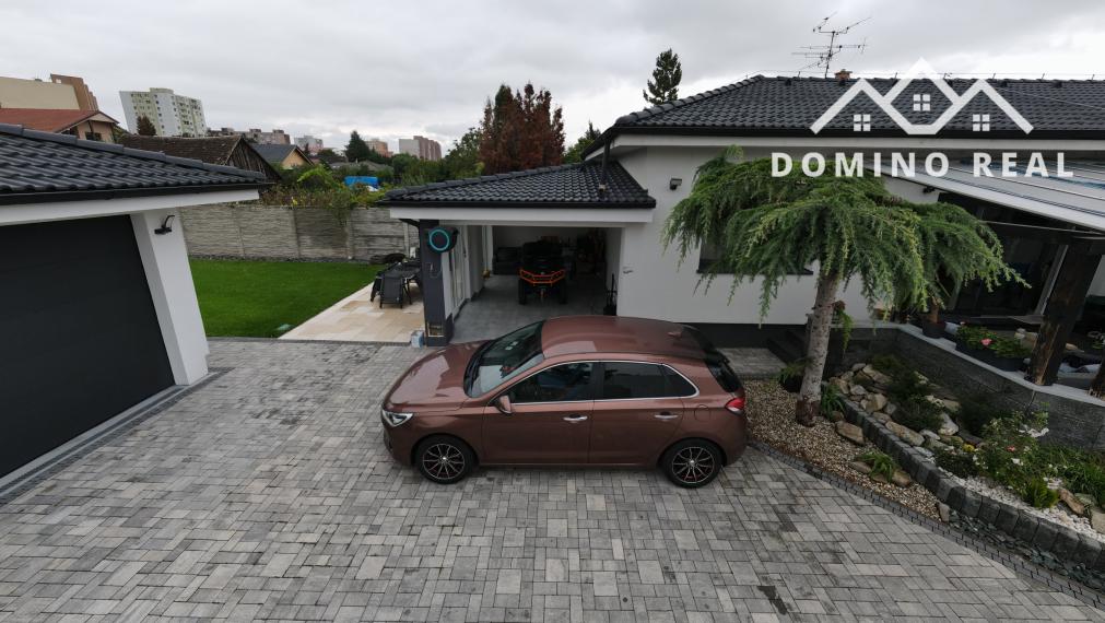 Rodinný dom so samostatnou bytovou jednotkou a dvojgarážou