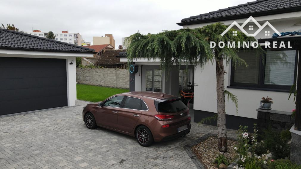 Rodinný dom so samostatnou bytovou jednotkou a dvojgarážou