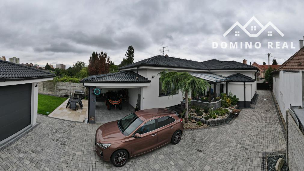 Rodinný dom so samostatnou bytovou jednotkou a dvojgarážou