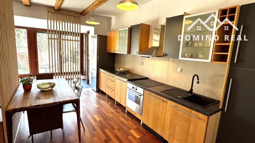 priestranný zariadený 3-izbový byt s terasou