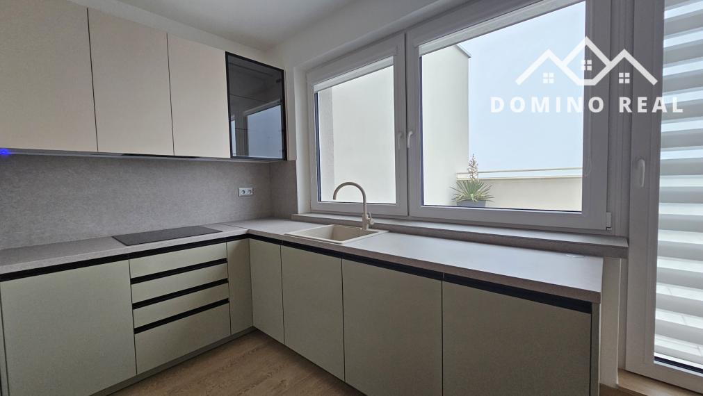 Ešte neobývaný, krásny, úplne zariadený byt s veľkou terasou