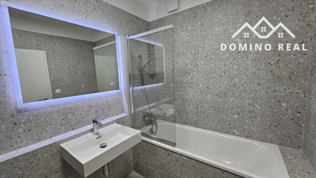 Ešte neobývaný, krásny, úplne zariadený byt s veľkou terasou