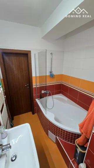 svetlý 3-izbový byt v tichej časti na predaj