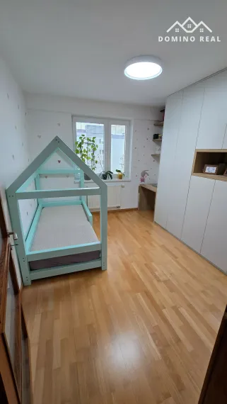 svetlý 3-izbový byt v tichej časti na predaj