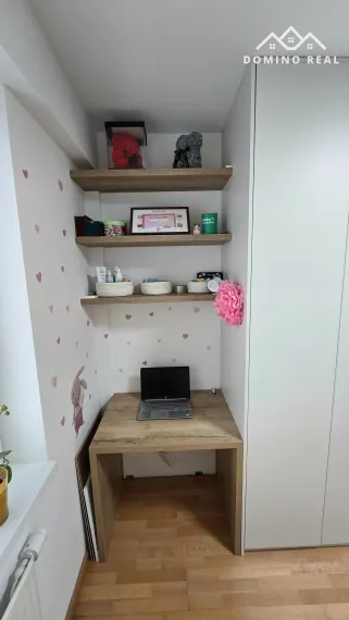 svetlý 3-izbový byt v tichej časti na predaj