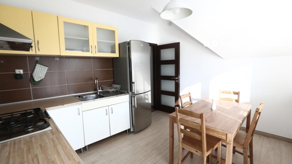 veľkomentrážny 2-izbový byt s výhodami RD s parkovaním