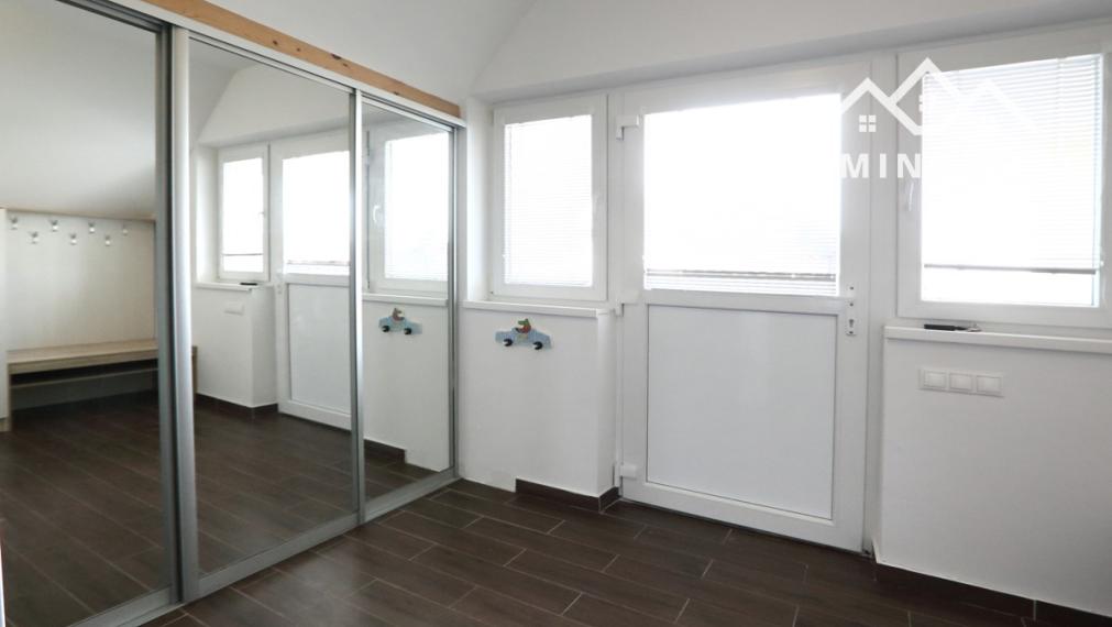 veľkomentrážny 2-izbový byt s výhodami RD s parkovaním