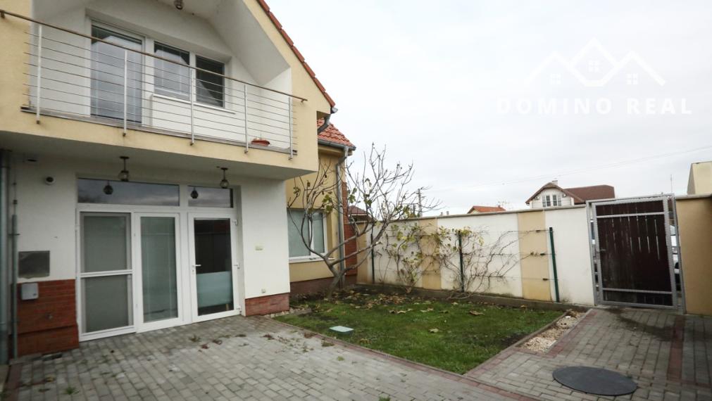 veľkomentrážny 2-izbový byt s výhodami RD s parkovaním