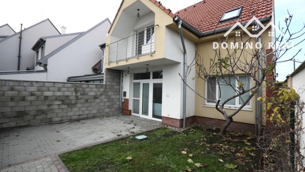 veľkomentrážny 2-izbový byt s výhodami RD s parkovaním