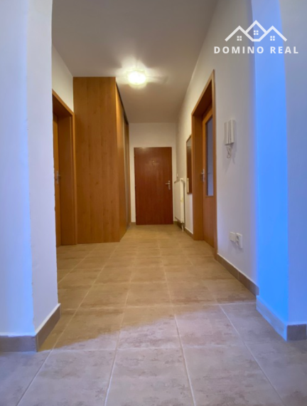 priestranný 3-izbový byt s 2 parkovacími miestami