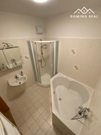 priestranný 3-izbový byt s 2 parkovacími miestami