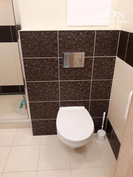 veľká a slnečná garzónka na prenájom s loggiou