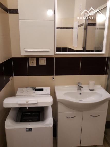 veľká a slnečná garzónka na prenájom s loggiou