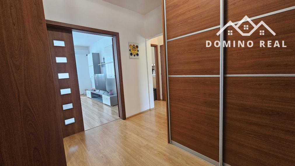 Byt po rekonštrukcii so zasklenou loggiou a klimatizáciou