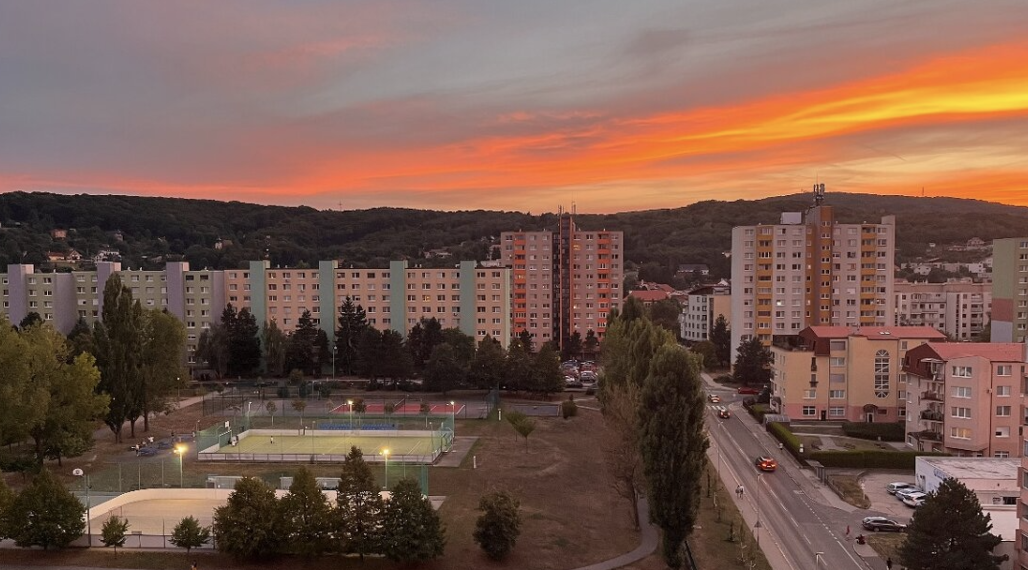 slnečný, kompletne zariadený a zrekonštruovaný byt