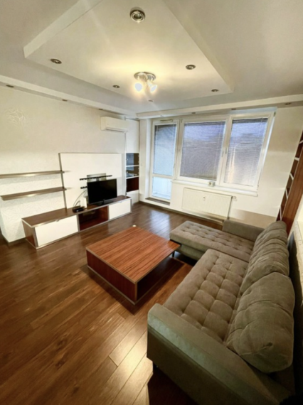 ihneď voľný 2-izbový byt s garážovým státím