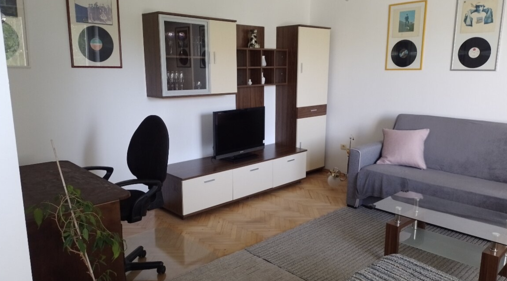 prenájom 2-izbového bytu s parkovacím miestom v centre