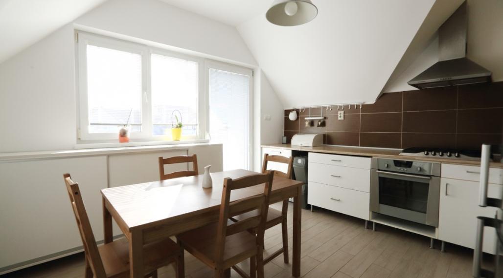 veľkomentrážny 2-izbový byt s výhodami RD s parkovaním