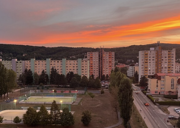 slnečný, kompletne zariadený a zrekonštruovaný byt