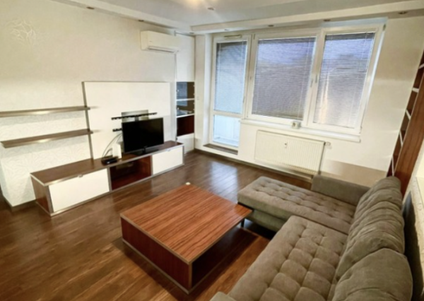 ihneď voľný 2-izbový byt s garážovým státím