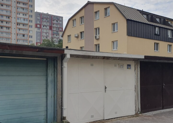 garáž pri Vinárskych závodoch