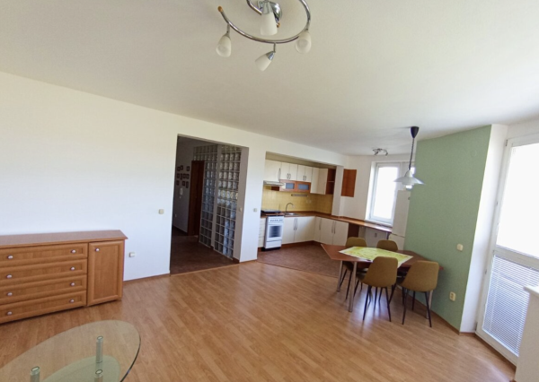 svetlý a priestranný 2,5 izbový byt v Dúbravke